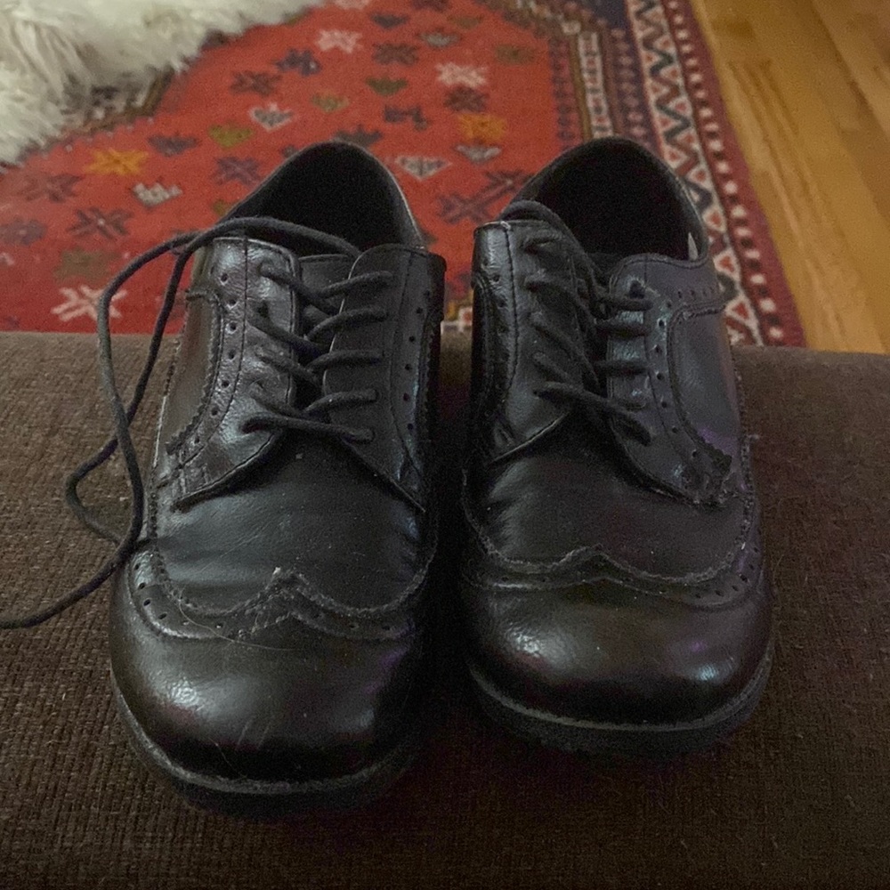 Black wing tip rocket dog shoes. Great condition.